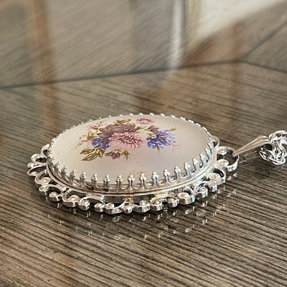 Vintage Whiting & Davis Frosted Floral Cameo, Silver-tone Chain - Picture 6 of 16